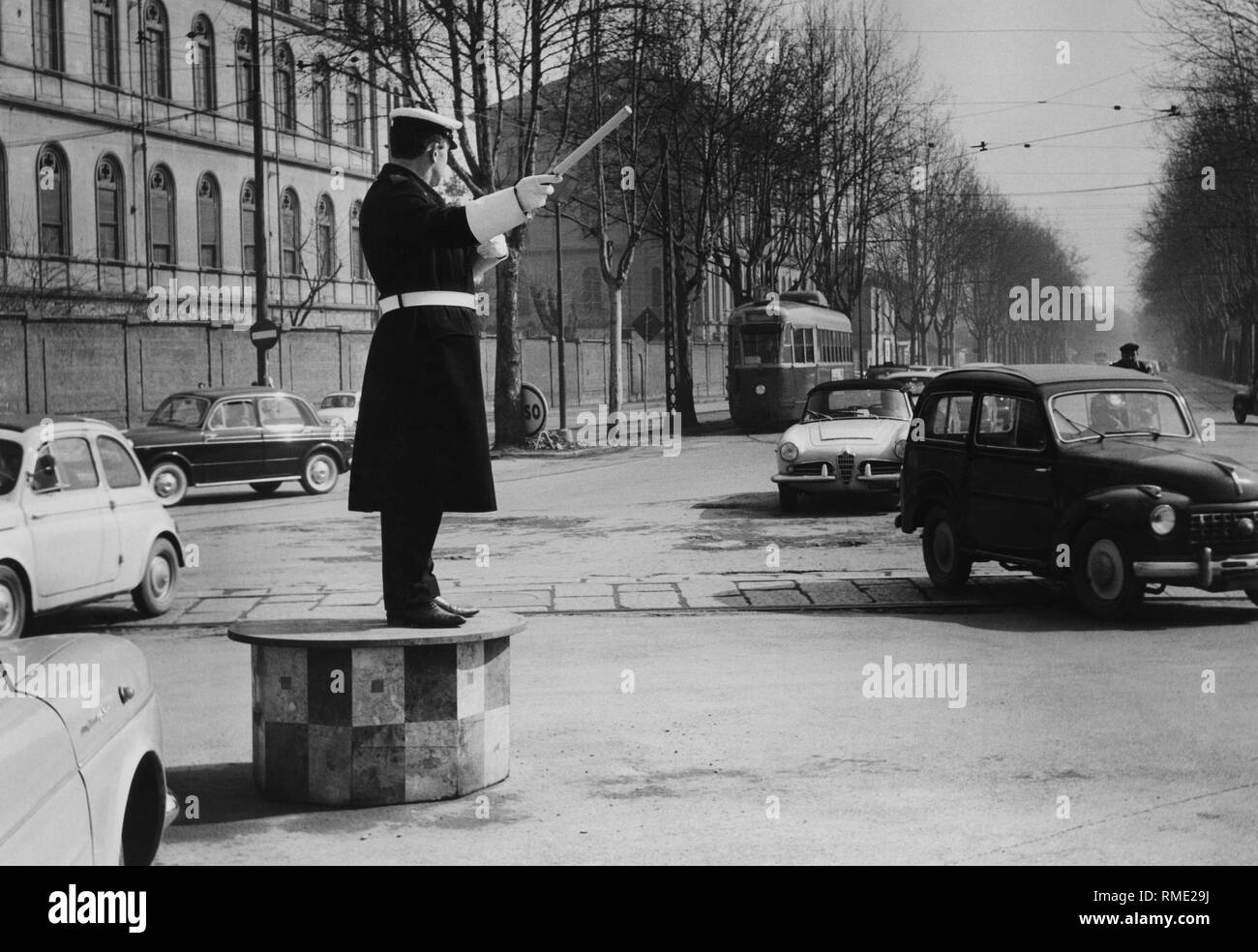 Torino, poliziotto sulla strada, 1964 Foto Stock