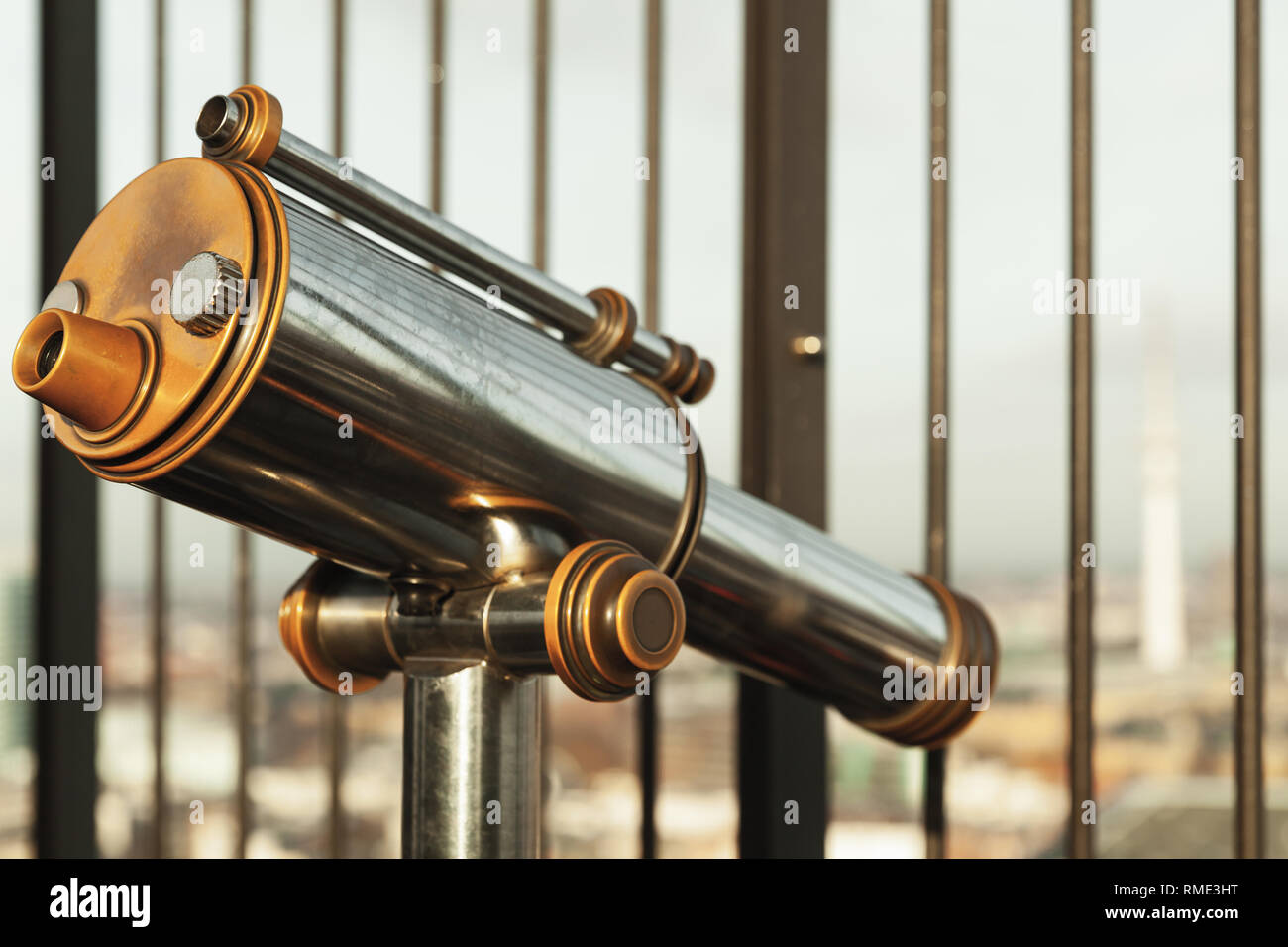 Vintage turistico pagato telescopio sorge sul punto di vista di Amburgo, Germania. Close-up foto con correzione delle tonalità filtro e morbida messa a fuoco selettiva Foto Stock