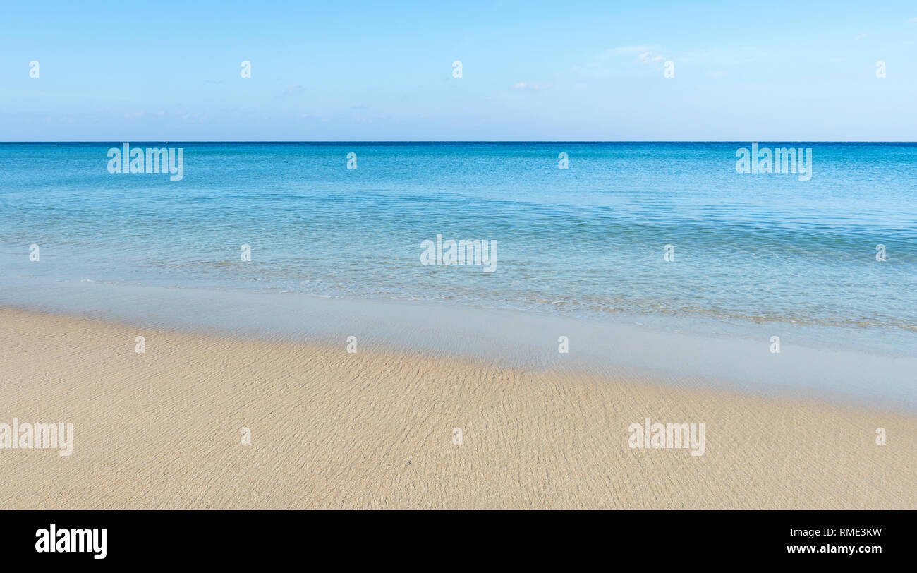 Incredibile cielo blu e la calma del mare delle Andamane al mattino una bellissima spiaggia di sabbia bianca natura per lo sfondo e il design d'estate. Foto Stock