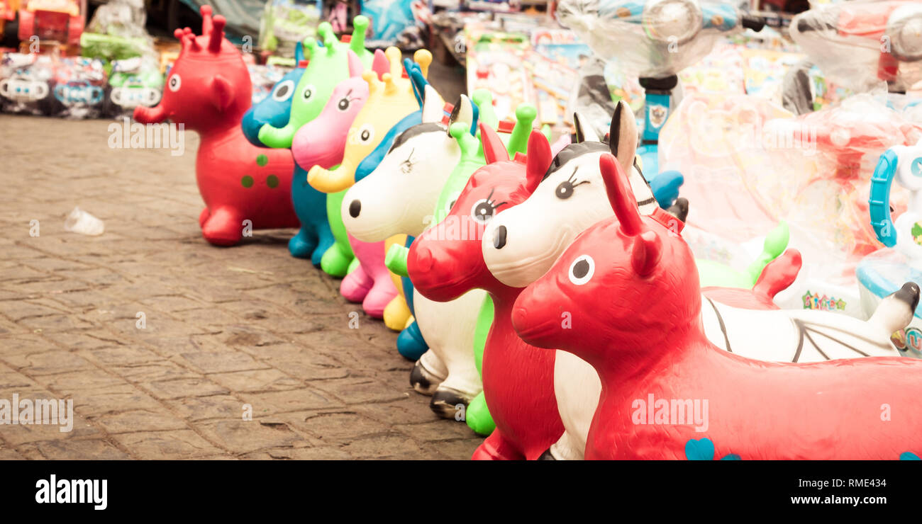 Fatte a mano dei giocattoli di plastica per la visualizzazione nella celebrazione della Messa di Natale nel nuovo mercato Bagri Kolkata India. Design divertente di elemento decorativo. Messa a fuoco selettiva Foto Stock