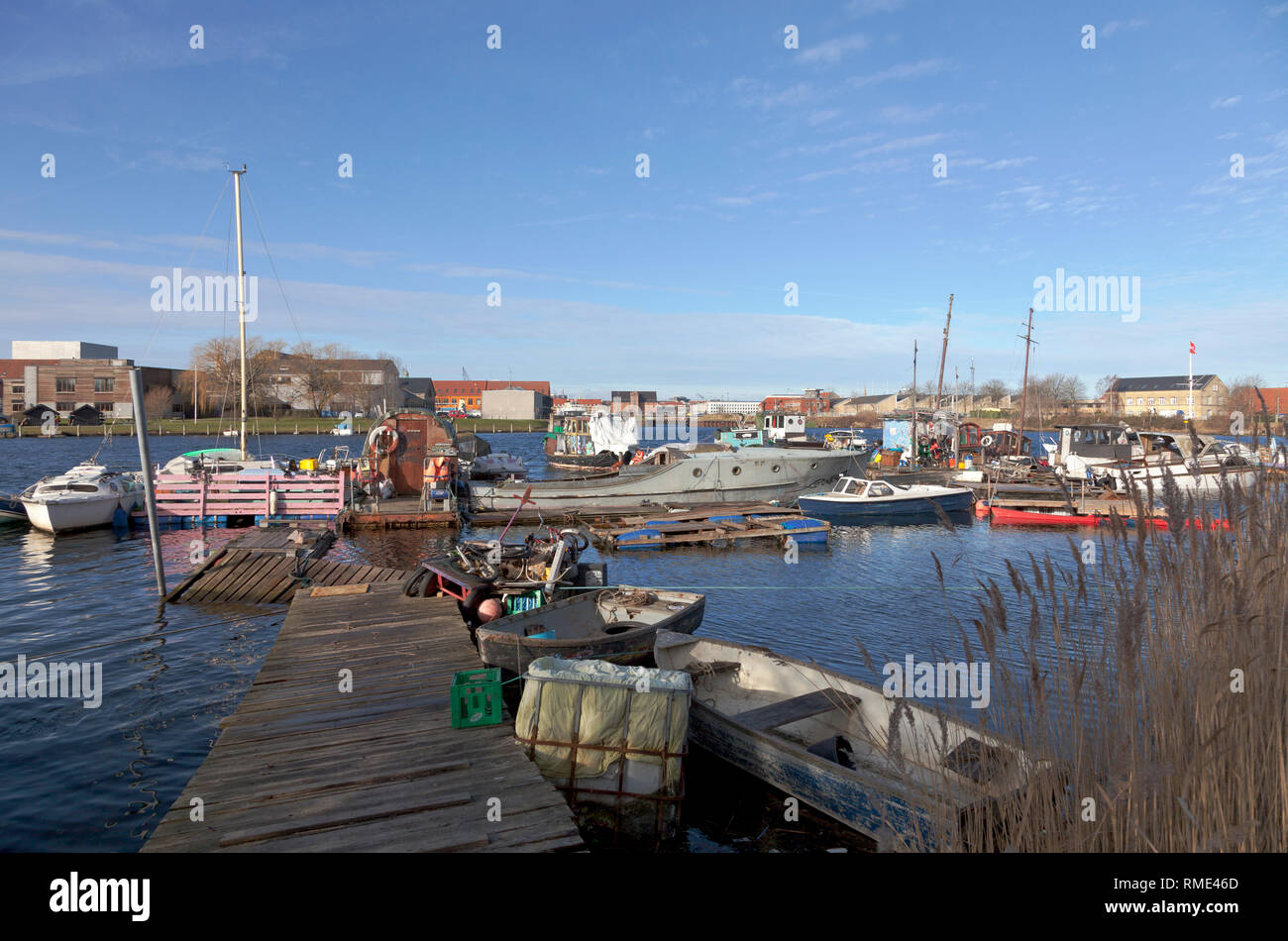 Fredens Havn, porto di pace dietro il freetown Christiania a Copenhagen. Questa comunità marittima è adesso il distacco secondo l autorità. Foto Stock