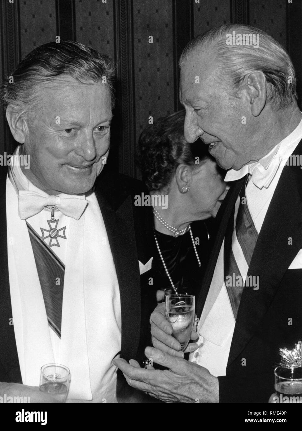 Il Ministro bavarese presidente Max Streibl in conversazione con la legge federale austriaca Presidente Kurt Waldheim a Vienna Opera Ball su 3.2.1989. Foto Stock