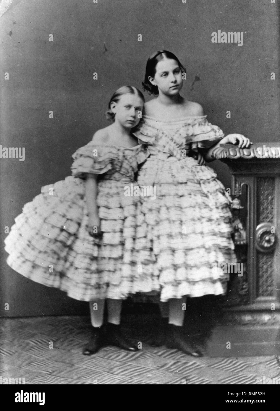 Ritratto di Grand Duchesse Vera Constantinovna della Russia (1854-1912) und Olga Constantinovna della Russia (1851-1926). Foto di albumina Foto Stock