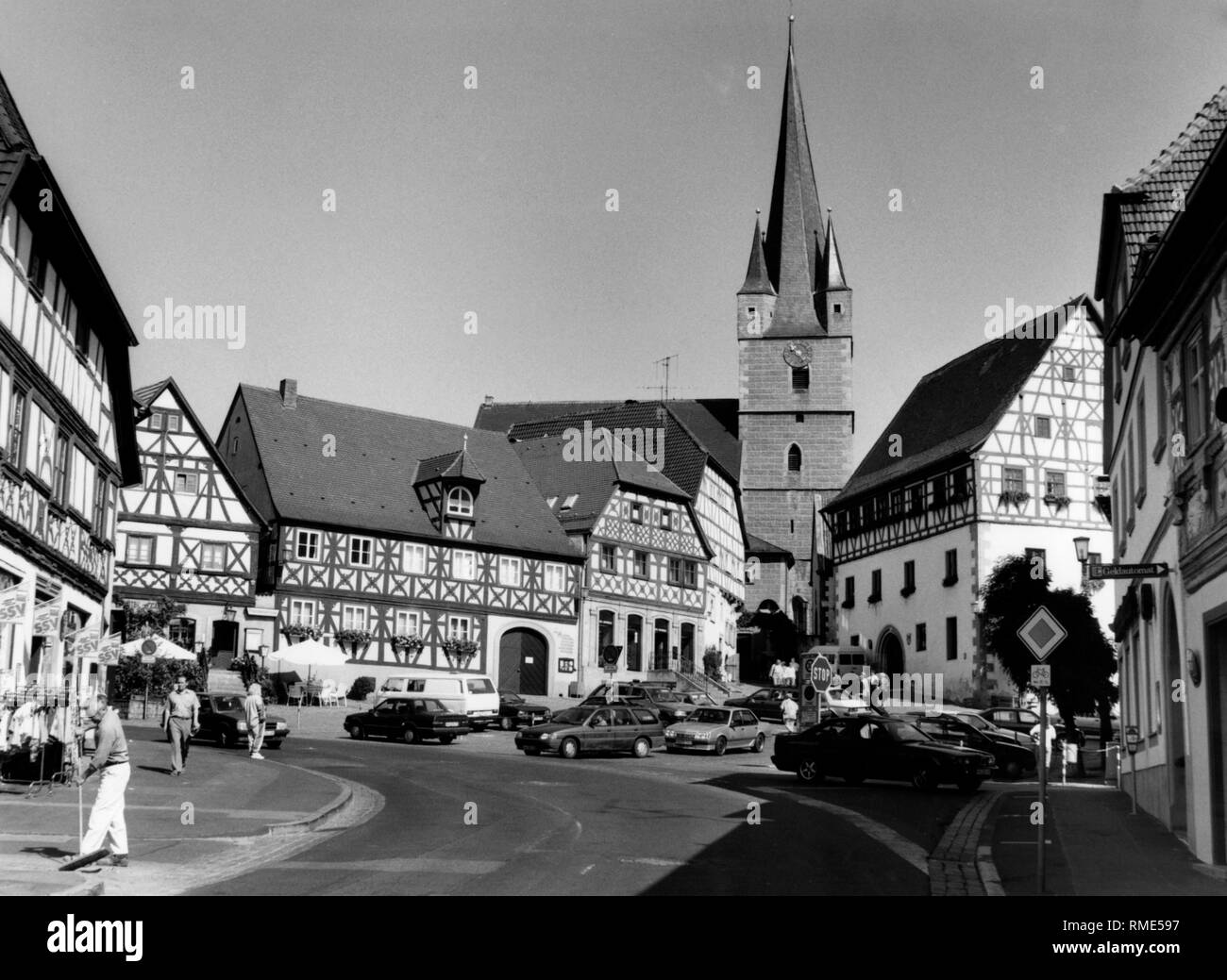 Il marketplace in Zeil am Main. Sullo sfondo la chiesa di San Michael datata (foto). Foto Stock