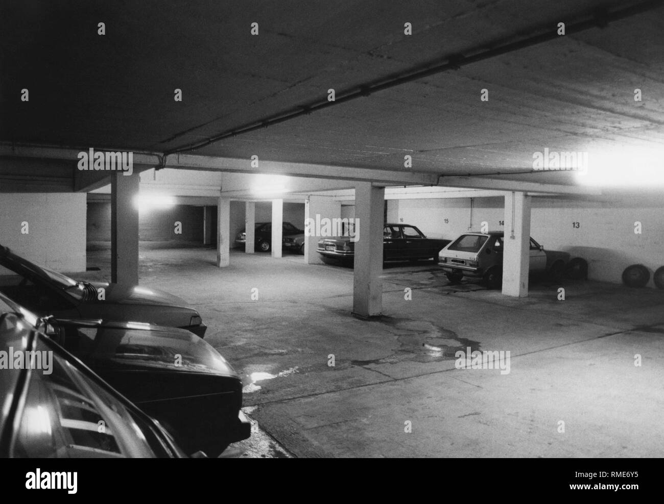 Un parcheggio auto sotterraneo nel 1985. Sullo sfondo di una VW Golf I e una Mercedes Classe S (W116). Foto Stock