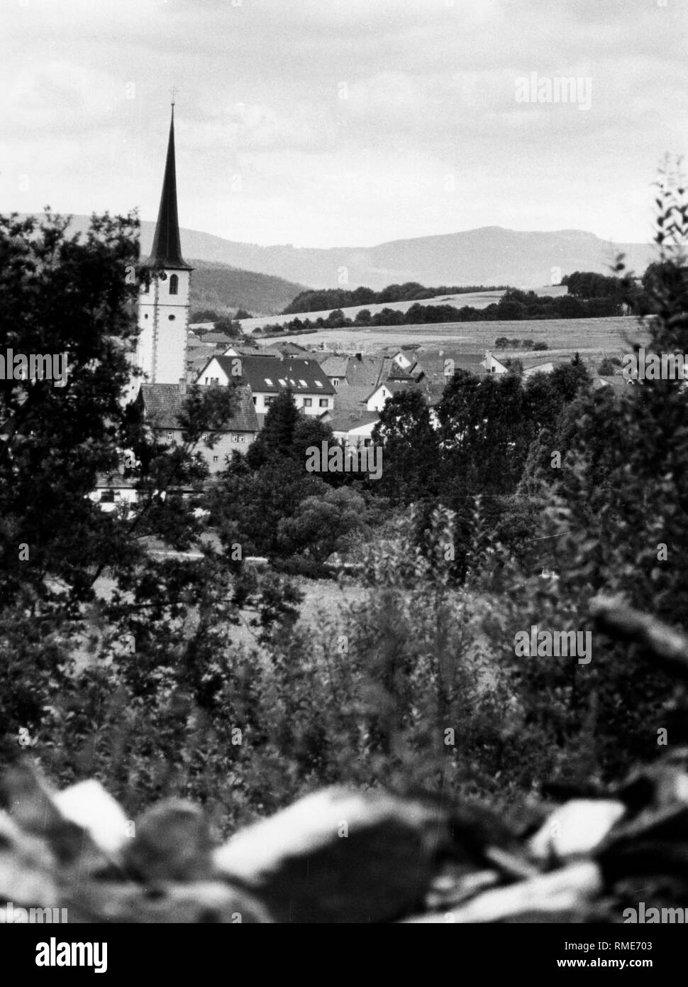 La torre della chiesa parrocchiale a Steinach an der Saale. Foto Stock