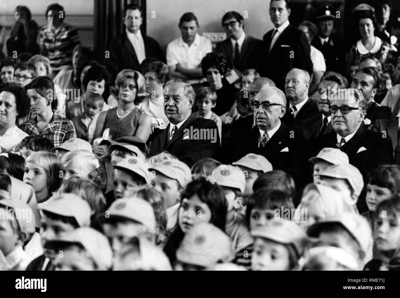 Gli studenti avevano i visitatori di spicco. Di seguito (da sinistra a destra): il primo ministro bavarese Alfons Goppel il console generale Hans Duerrmeiern e il Presidente del Parlamento di Stato Rudolf Hanauer. A sinistra dietro Hanauer, il monaco capo di polizia Manfred Schreiber. Allievi in primo piano sono indossare i tappi sono state date per renderli riconoscibili per gli altri utenti della strada. Foto Stock