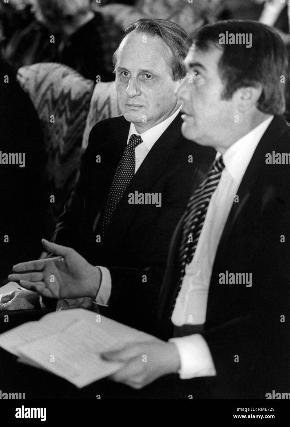 Rolf Hochhuth (sinistra) con la seconda il sindaco di Monaco di Baviera Winfried Zehetmeier. Foto Stock