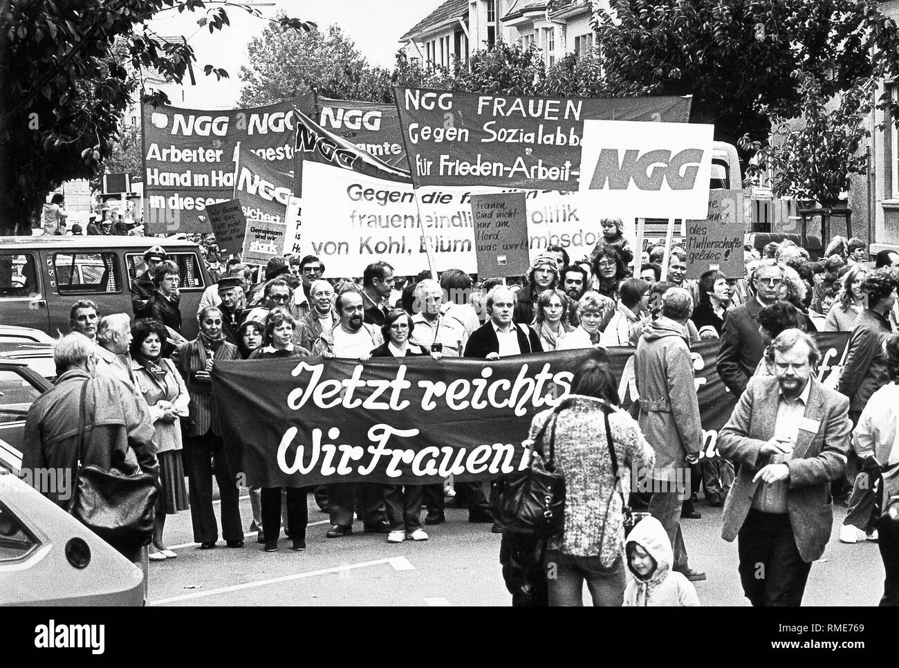Marcia di protesta dei membri del cibo, bevande e ristorazione europea (NGG) nel quadro della giornata internazionale della donna contro i tagli nei servizi sociali e contro la discriminazione nei confronti delle donne. Foto Stock