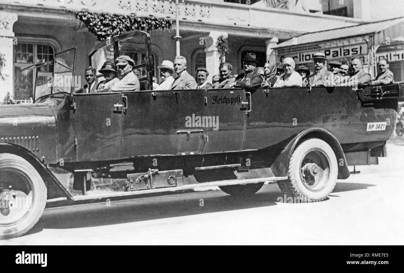 I turisti in un percorso di andata e ritorno automobile del Reichspost. Foto Stock