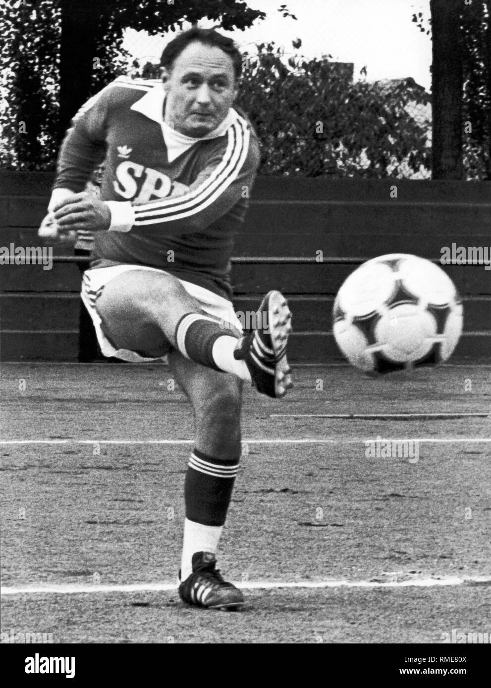 Oskar Lafontaine, candidato per le elezioni di stato nello stato federale della Saar, è giocare a calcio. Oskar Lafontaine, politico, Germania, DOCUP, esercizio Foto Stock
