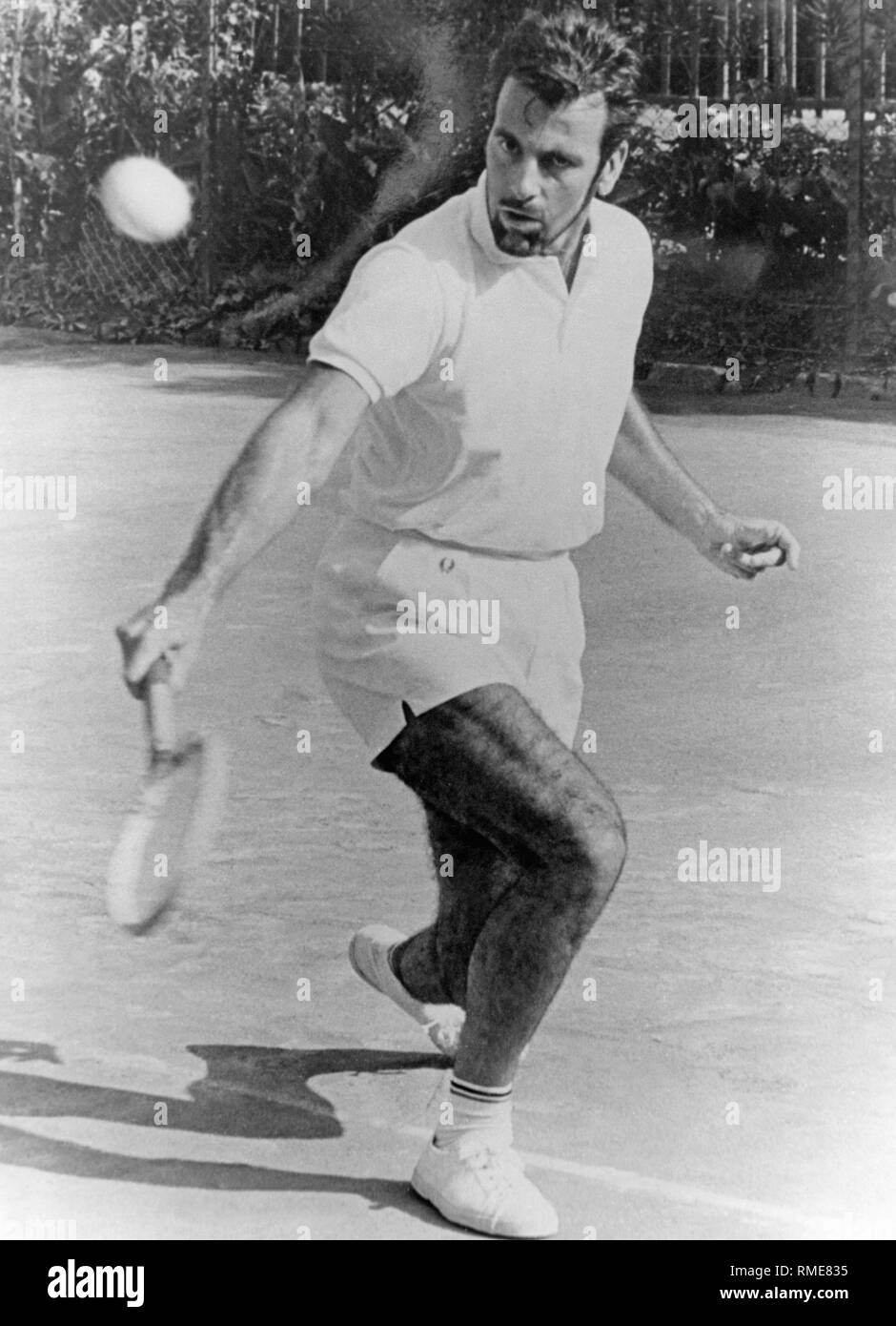 Maximilian Schell gioca contro lo spagnolo professional tennis player Manolo Santana a San Sebastian nel nord della Spagna. Schell ha appena finito le riprese per il film 'est di Java' in Spagna. Foto Stock