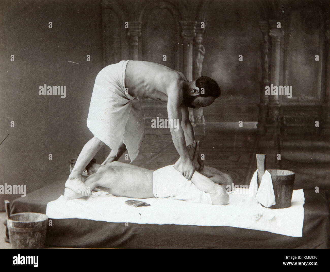 Il bagno orientale. Massaggio. Foto di albumina Foto Stock