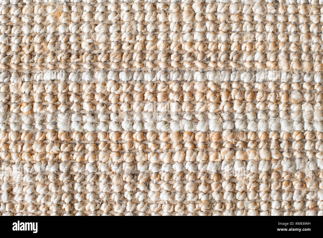 Il tessuto di iuta o di iuta spessi tappeti per lo sfondo. Chiusura del sacco naturale texture. Copia spazio per il testo. Foto Stock