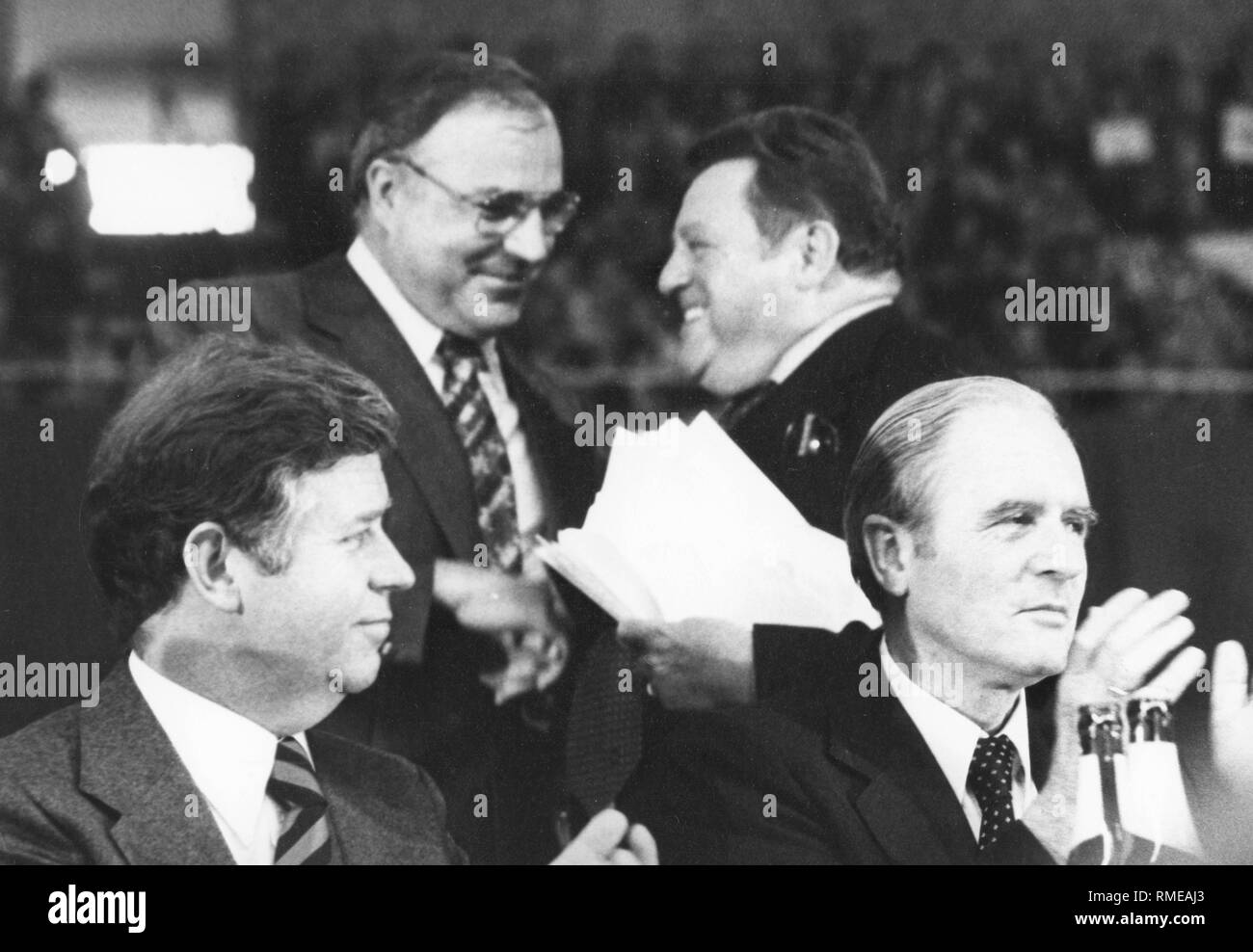 Questa foto mostra l'Unione politici Helmut Kohl (dietro a sinistra), Franz Josef Strauss (parte posteriore destra), Kurt Biederkopf (sinistra) e Karl Carstens (a destra) durante un evento di campagna della CDU / CSU. Foto Stock