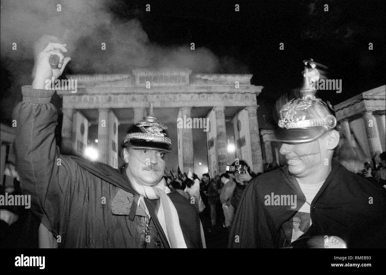 Germania Berlino, 2 ottobre 1990: cerimonia di riunificazione la sera del 2 ottobre presso la Porta di Brandeburgo. Gli uomini con Pickelhaube (casco spiked) e una pistola. Foto Stock