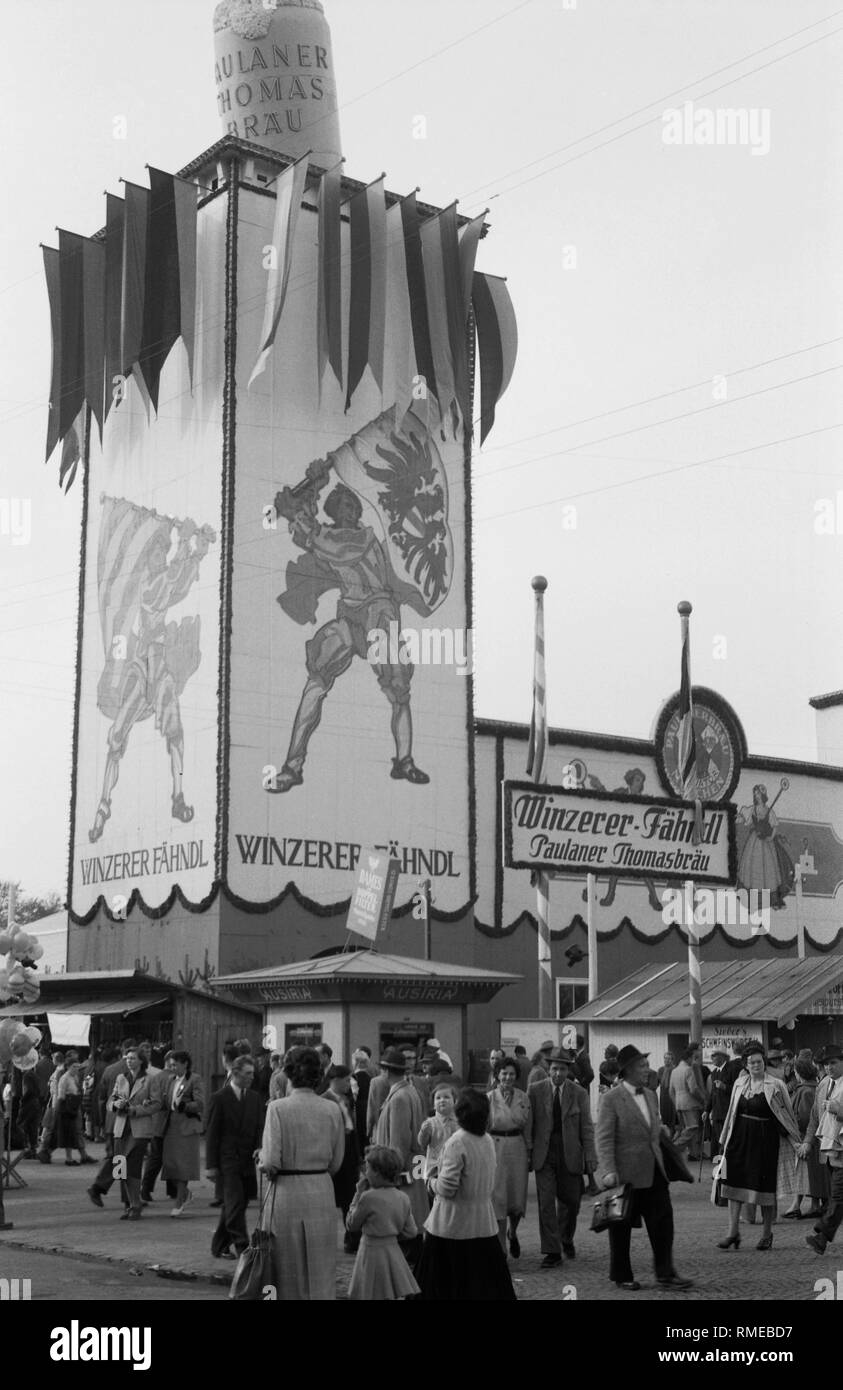 Vista della sala del festival "Winzerer Faehndl' della Paulaner Thomasbraeu all'Oktoberfest di Monaco di Baviera. Foto Stock