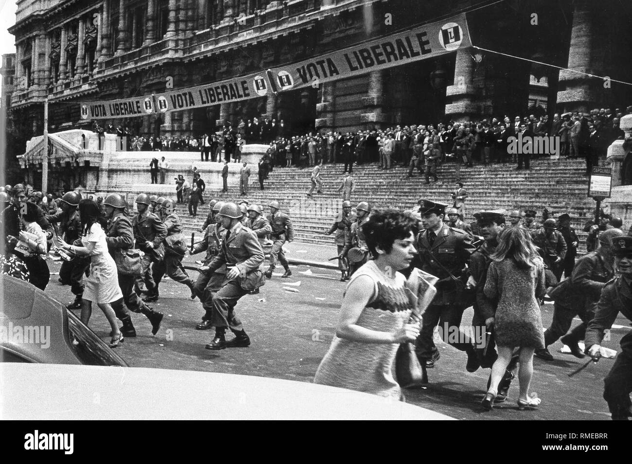 Gli studenti protestavano nel maggio 1968 a Roma. Foto Stock