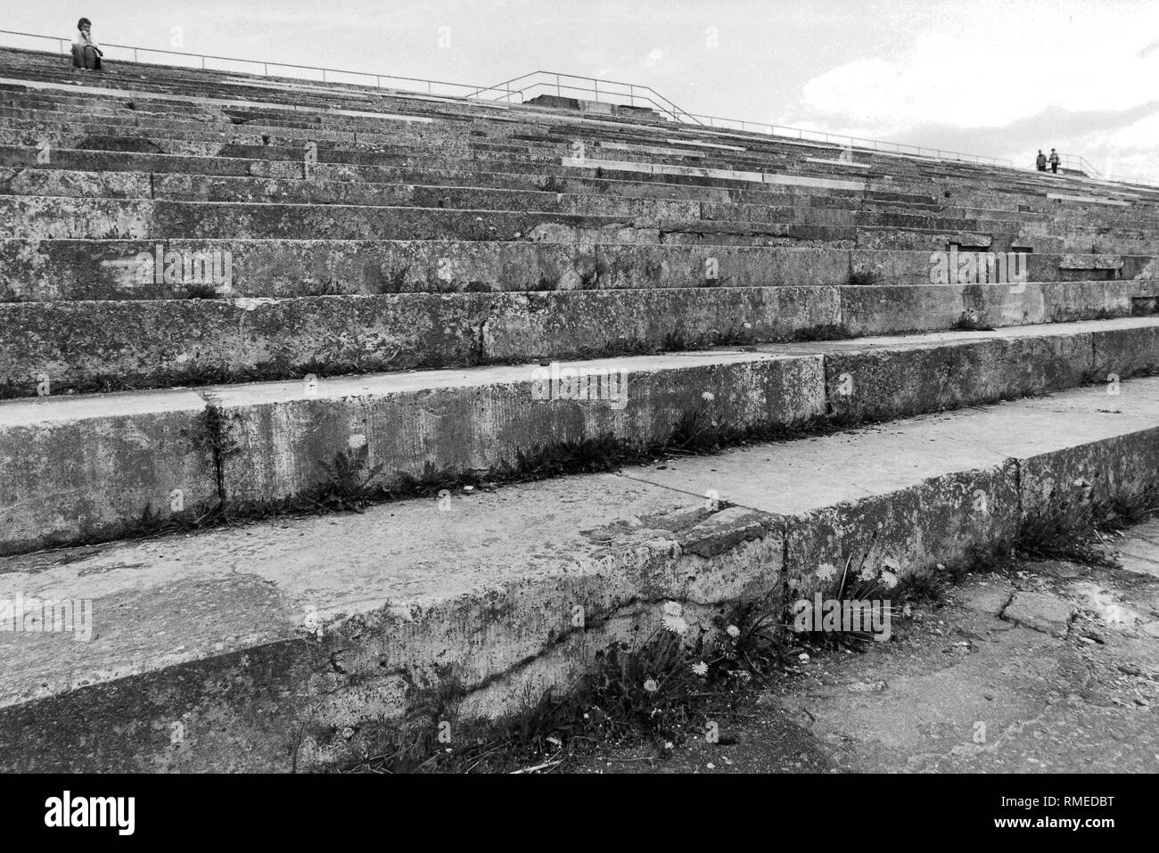 Dettaglio della difficoltà scalinata della tribuna Zeppelin (guscio calcareo) sull'ex partito nazista rally motivi di Norimberga. Foto Stock