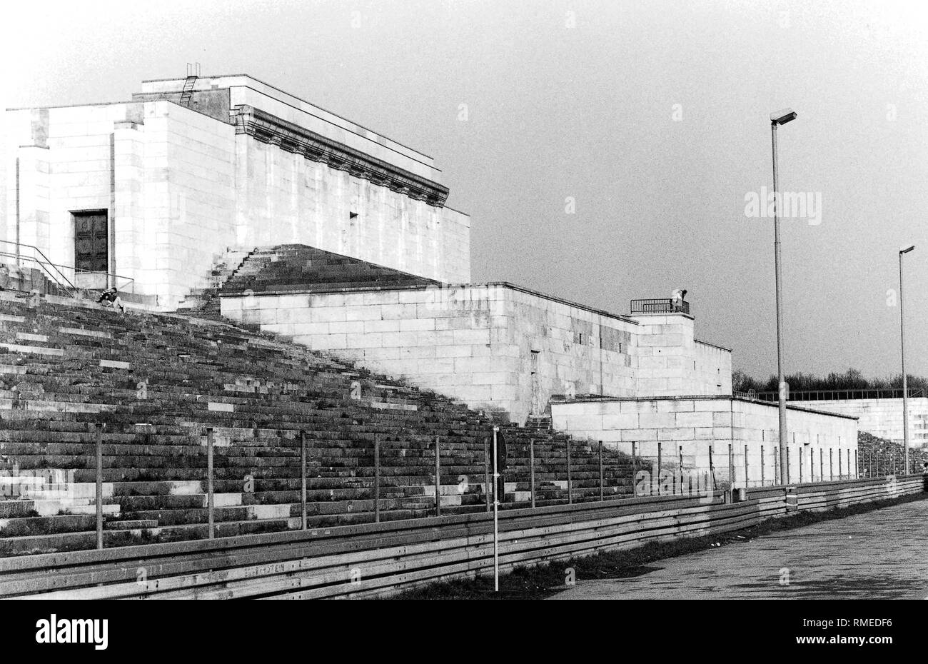 La Tribuna Zeppelin fatte di pietra calcarea di shell sulla ex partito nazista rally motivi in Nuernberg. Foto Stock