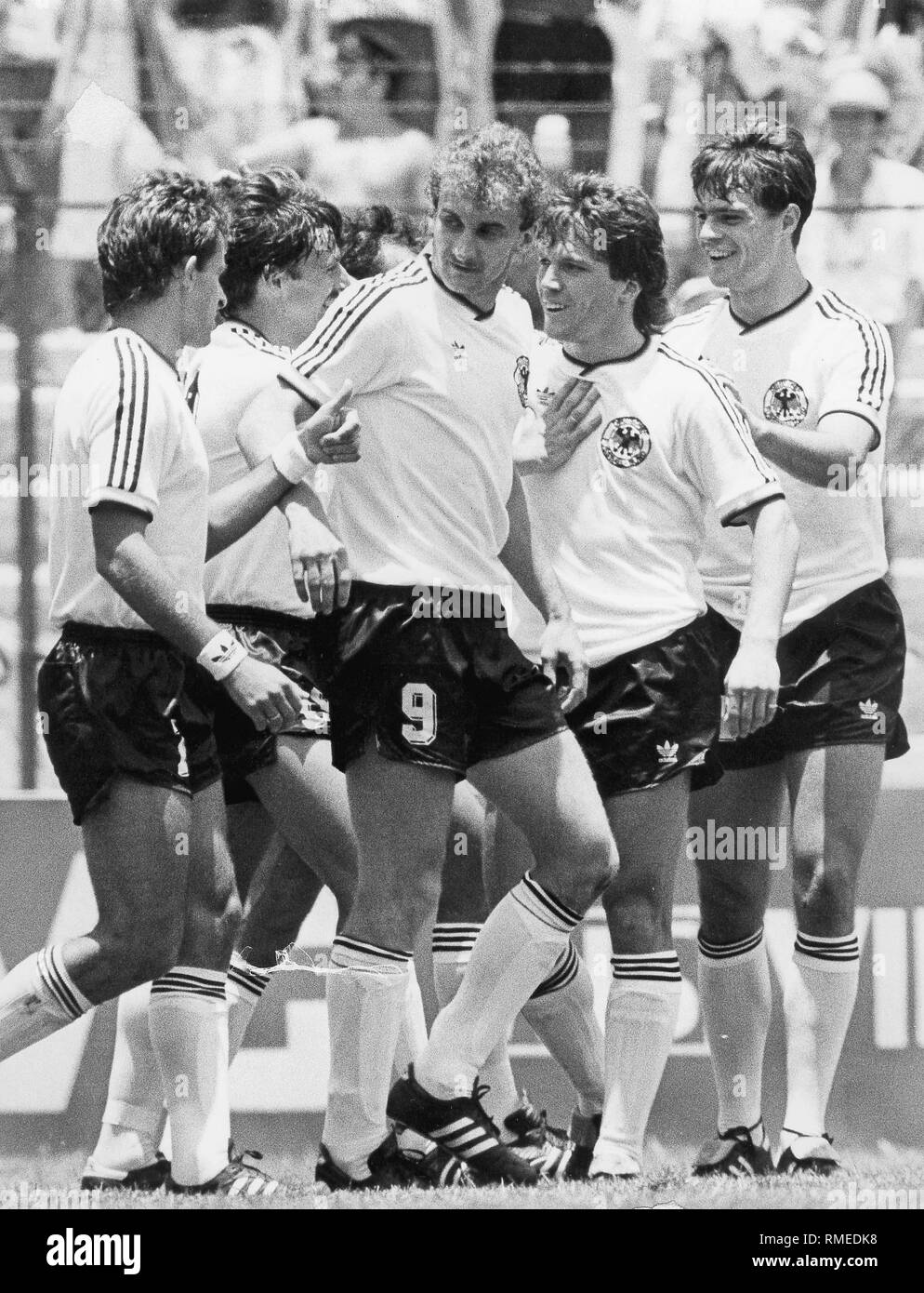 La partita internazionale di calcio Pierre Littbarski, Klaus Alofs, Rudi Voeller, Lothar Matthaeus e Thomas Berthold allegria dopo un obiettivo per il team tedesco in occasione del Campionato Mondiale di Calcio in Messico. Foto Stock