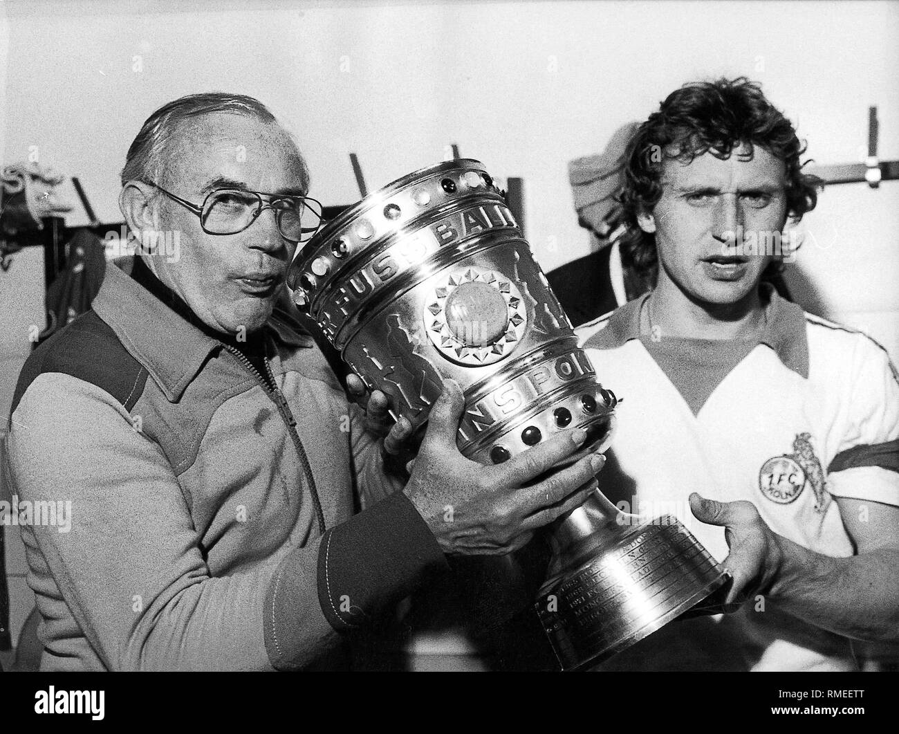 Allenatore Weisweiler beve un sorso dalla tazza, a destra è il suo team capitano Flohe. Foto Stock