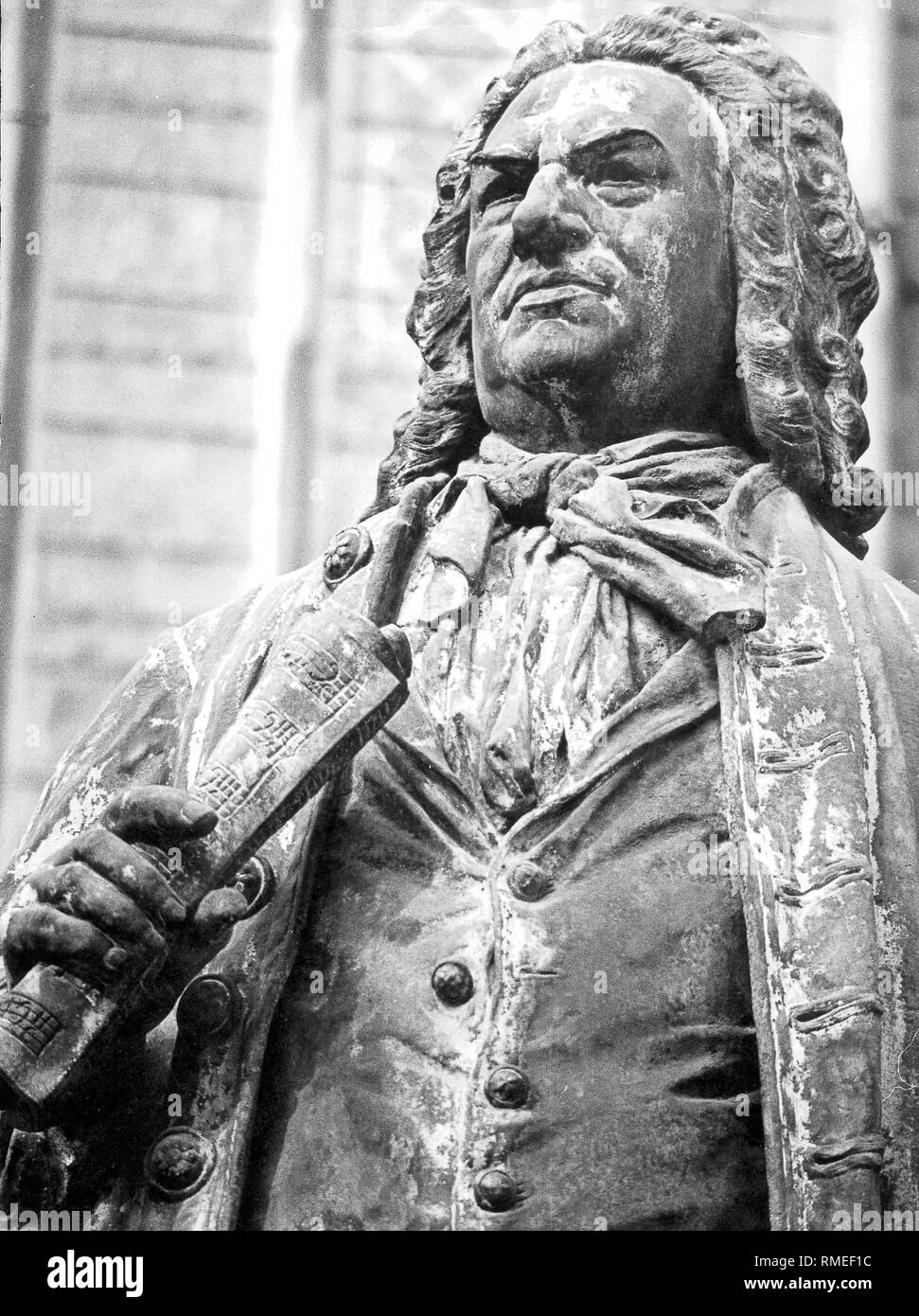 Johann Sebastian Bach (1685-1750) statua da Carl Seffner (1908) nella parte anteriore della Santa Chiesa di San Tommaso a Lipsia. La foto è stata scattata nel 1976. Foto Stock