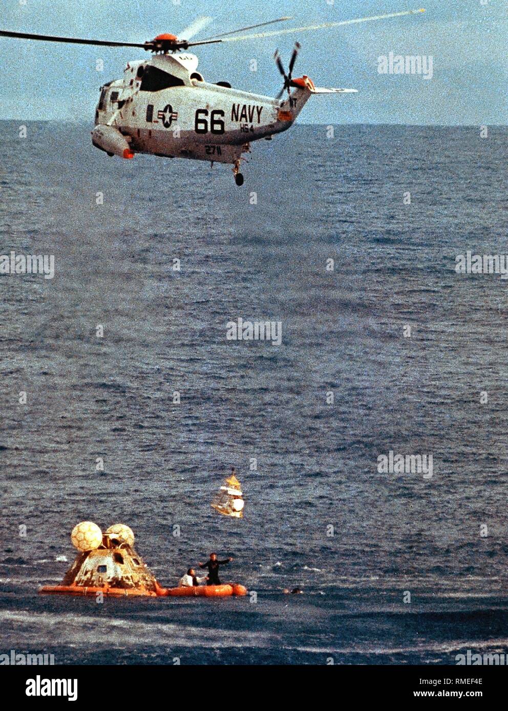 Dopo lo sbarco nel Pacifico, la "Odissea" del modulo di comando di Apollo 13 viene recuperata da un elicottero. L'obiettivo di Apollo 13 era il terzo presidiato di atterraggio sulla Luna della NASA. A causa di una esplosione di uno dei serbatoi di ossigeno, Apollo 13 ha dovuto annullare la sua missione prima del previsto atterraggio sulla luna. Foto Stock