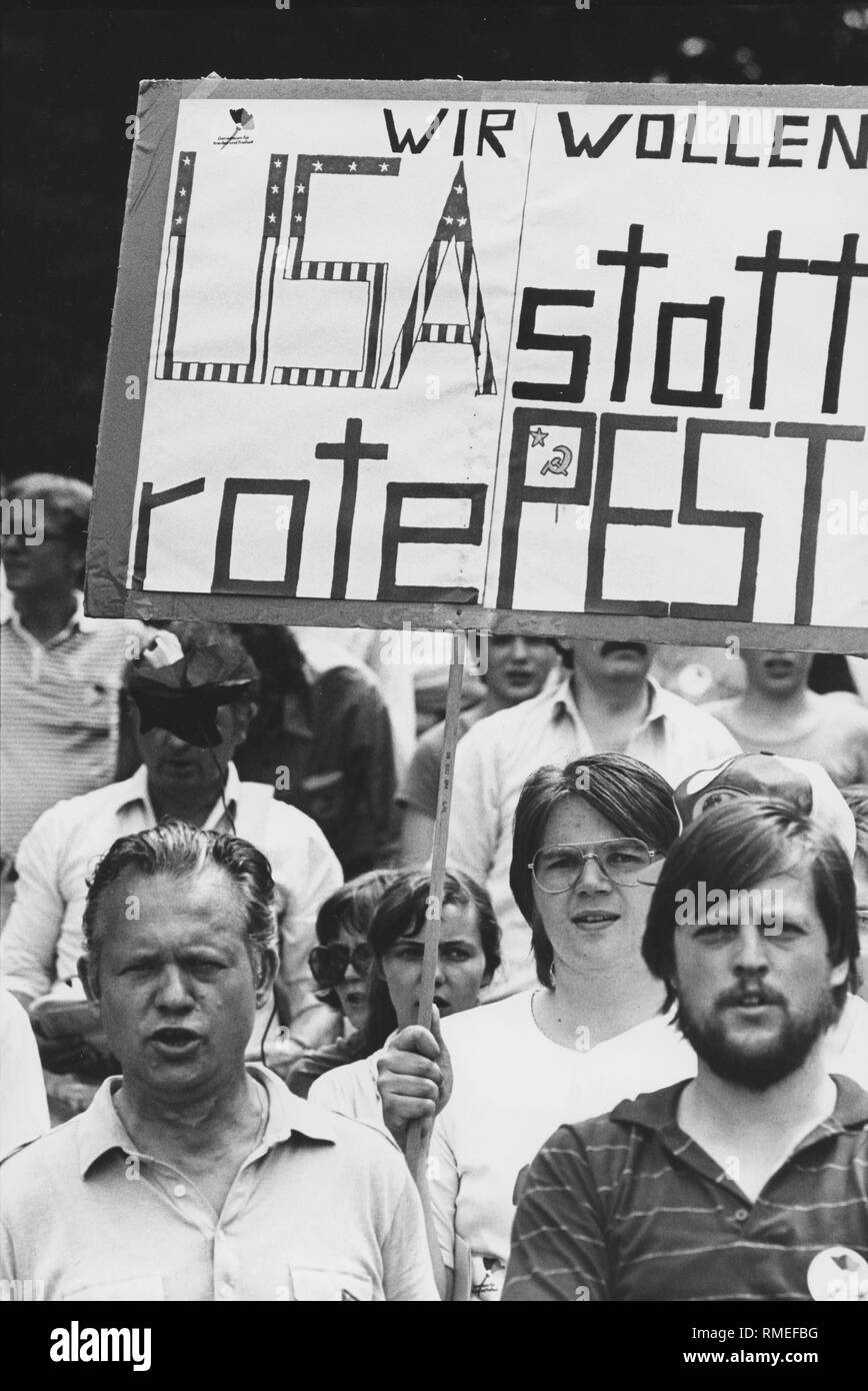 CDU sostenitori esprimono la loro solidarietà in America durante una dimostrazione in connessione con il retrofitting della NATO a Bonn il 5 giugno 1982. Il loro slogan: "Wir wollen USA statt rote Pest' ('Vogliamo che gli Stati Uniti invece della peste rossa "). Foto Stock