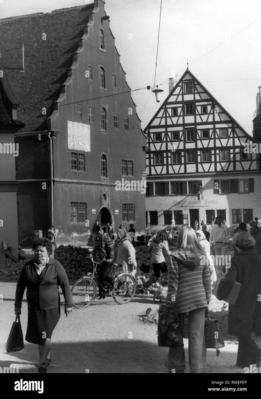Il Schrannenstrasse davanti a 'Alte Schranne' in Noerdlingen era una zona pedonale solo per un breve periodo di tempo. Ora è nuovamente pavimentato e vetture potranno guidare qui di nuovo al più presto. Foto Stock