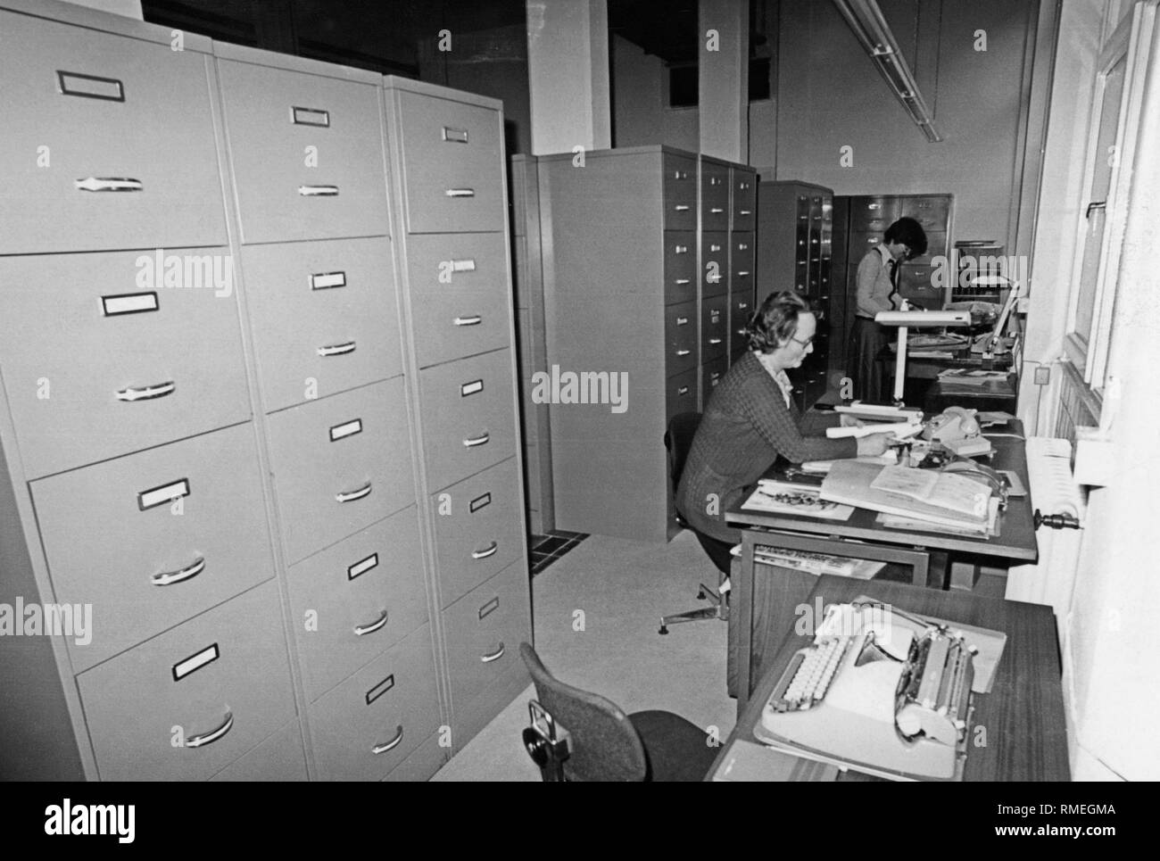 Il direttore della libreria di immagini della Sueddeutsche Verlag, la sig.ra E. Heidt, mentre lavora nell'archivio. Foto Stock