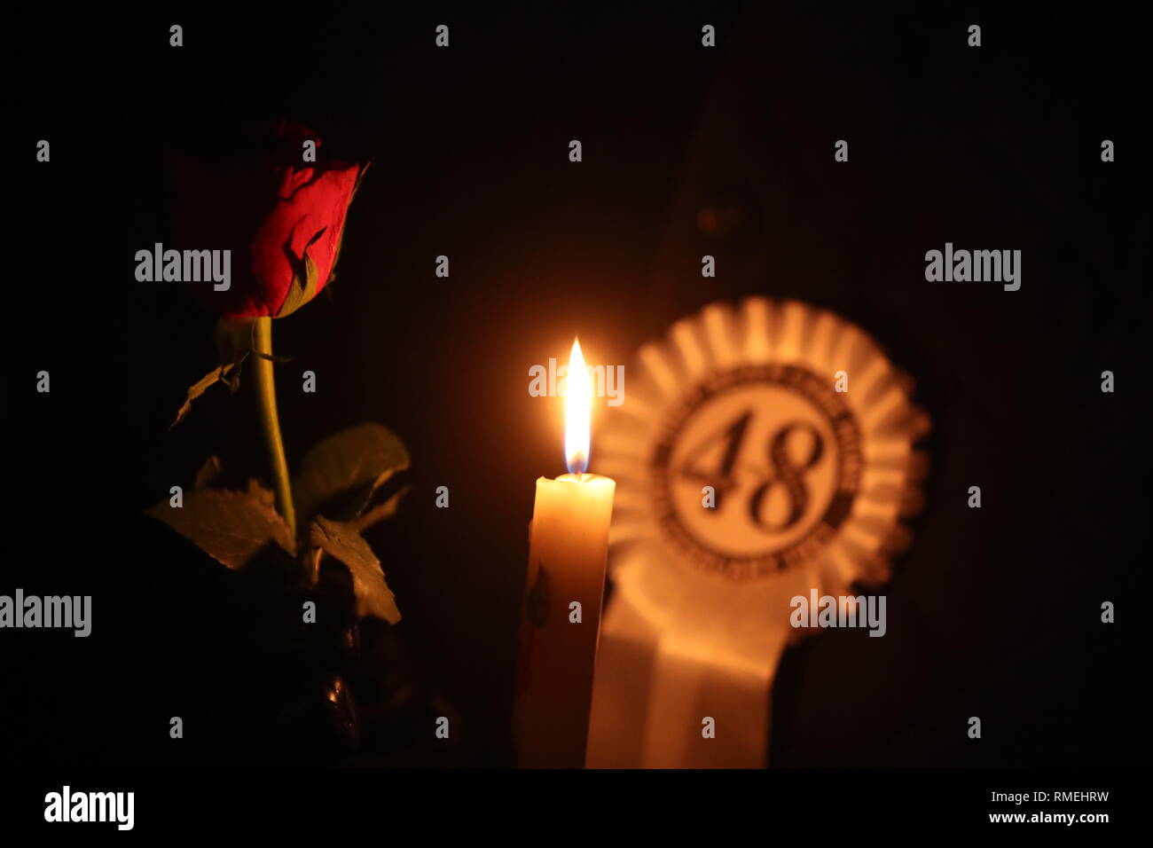 Una veglia a lume di candela presso il sito di Stardust nightclub fire in Dublino, prima lo scoprimento di una lapide in memoria dei 48 chi è morto il giorno di San Valentino nel 1981. Foto Stock
