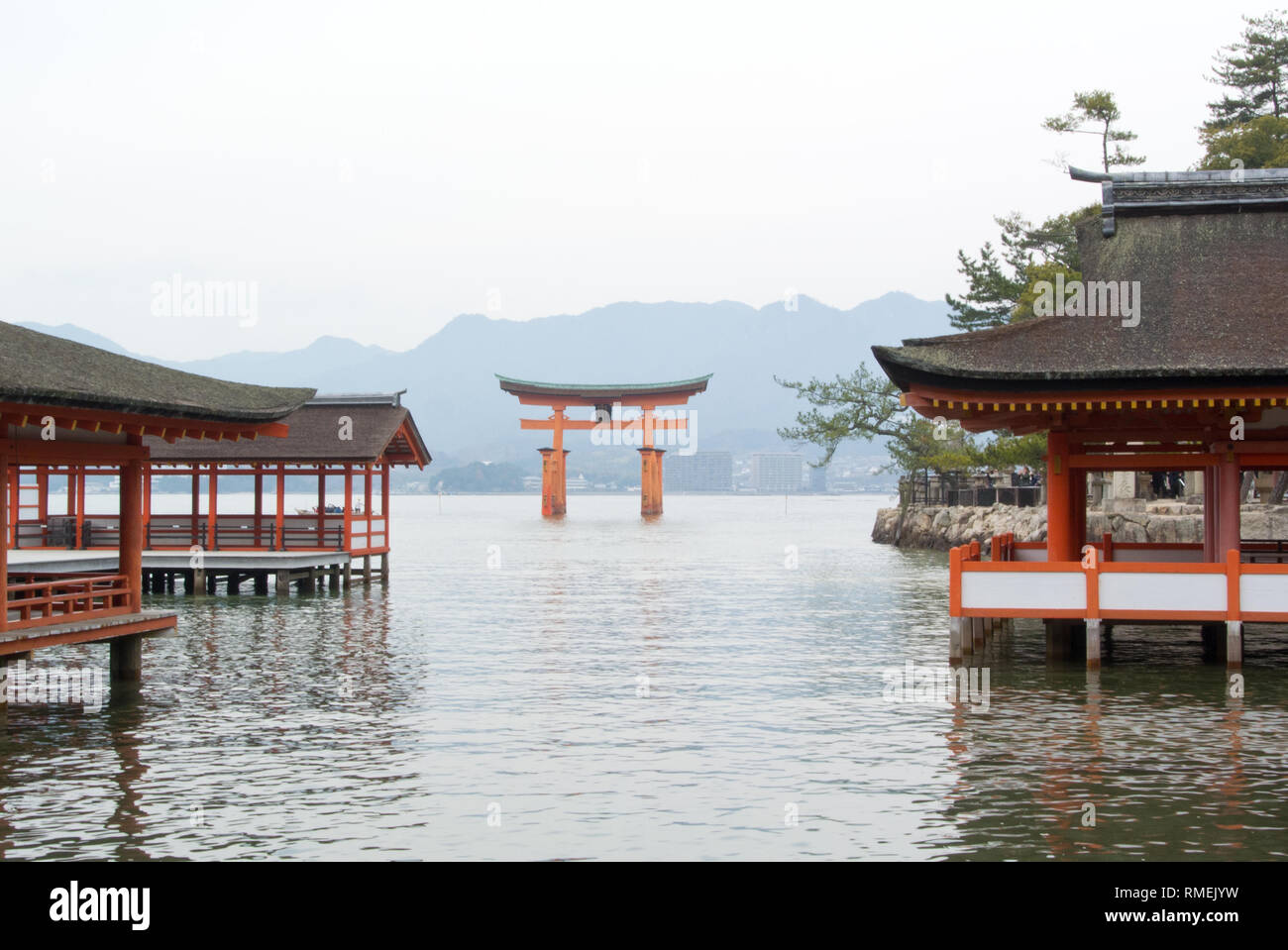 Il Torii gate e il Tempio di Itsukushima, Miyajima, Hiroshima, Giappone Foto Stock