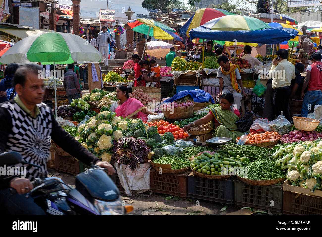Mercato locale al di fuori del Maha Bodhi a Bodh Gaya, India Foto Stock