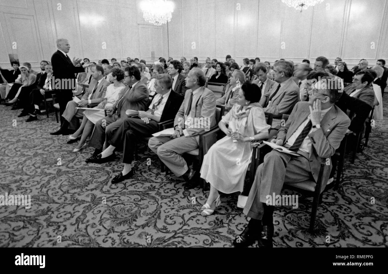 L ex generale Guenter Kiessling a un autore della lettura a Francoforte. Foto Stock