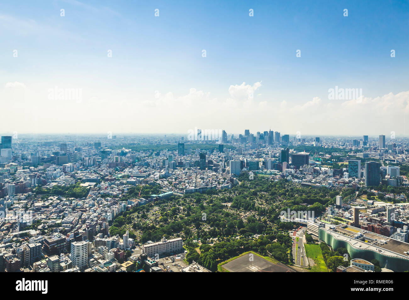 Tokyo / Giappone - Giugno 16 2017: Tokyo City building paesaggio urbano vista aerea da Roppongi Hills giorno tempo tempo chiaro Foto Stock