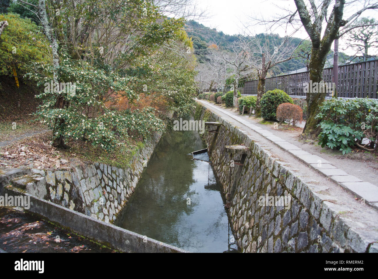 Il filosofo a piedi in inverno, Kyoto, Giappone Foto Stock