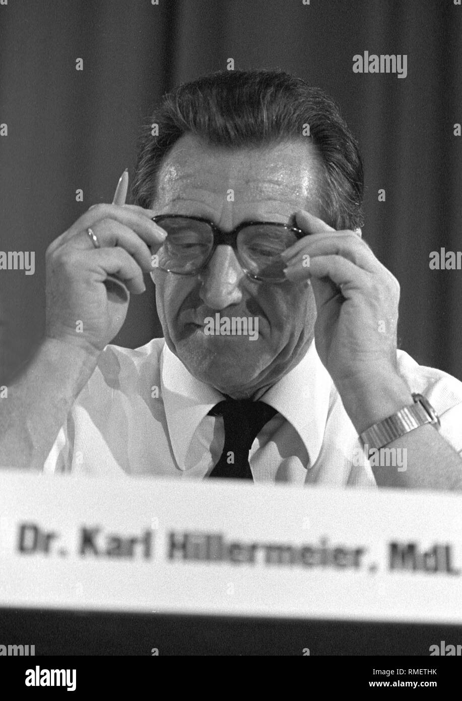 Karl Hillermeier - * 01.12.1922, una CSU bavarese uomo politico e ministro di Stato presso la 43CSU congresso di partito su 16.07. 1983 a Monaco di Baviera. Tra 1974 - 1982 è stato ministro della giustizia in Baviera, tra 1982 - 1986 Ministro degli interni in Baviera e tra 1986 - 1988 Il ministro del Lavoro e degli affari sociali in Baviera. Foto Stock Karl Hillermeier - * 01.12.1922, una CSU bavarese uomo politico e ministro di Stato presso la 43CSU congresso di partito su 16.07. 1983 a Monaco di Baviera. Tra 1974 - 1982 è stato ministro della giustizia in Baviera, tra 1982 - 1986 Ministro degli interni in Baviera e tra 1986 - 1988 Il ministro del Lavoro e degli affari sociali in Baviera. Foto Stock