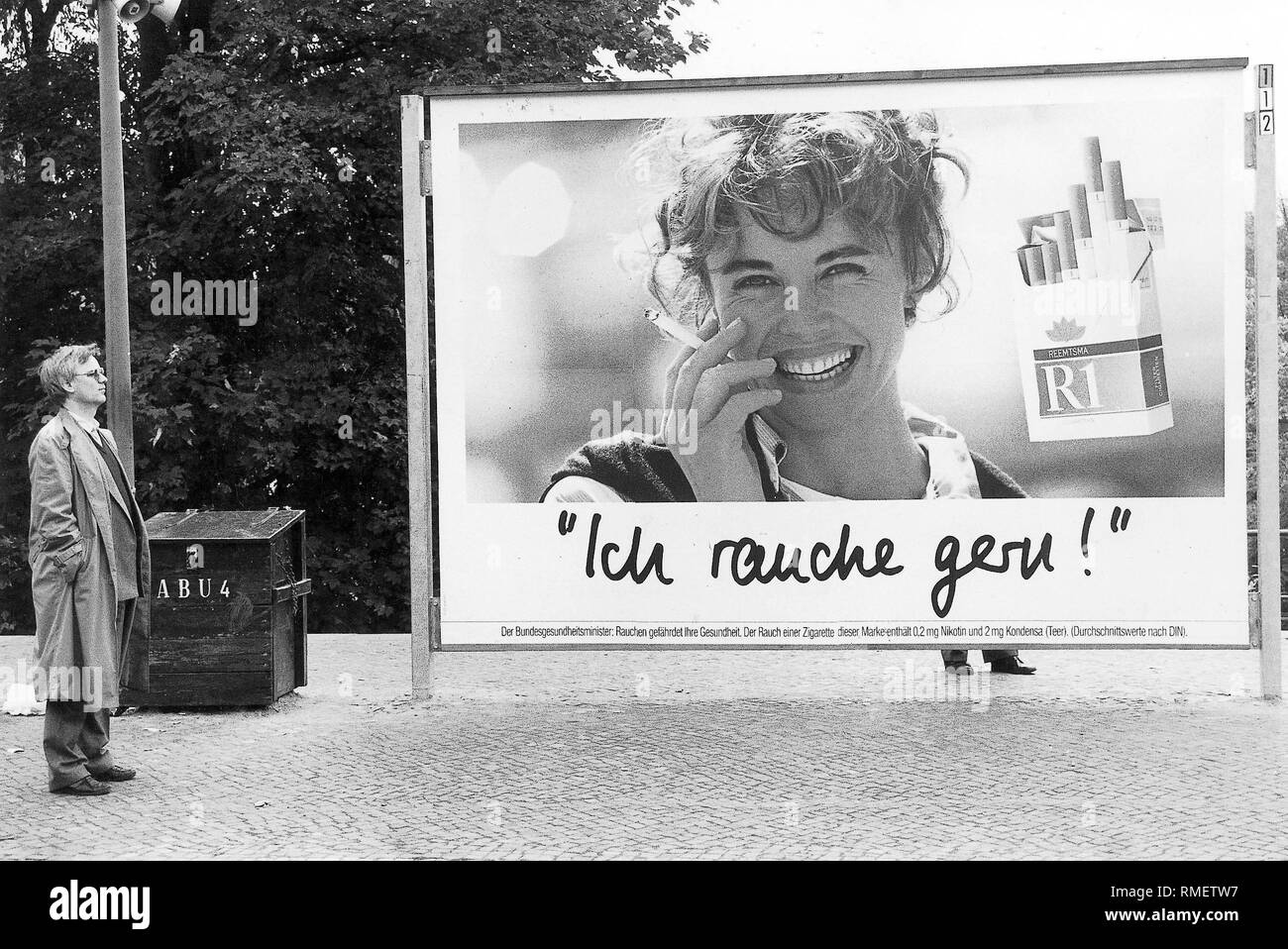 Poster pubblicitari di sigarette di marca "R1" nel 80s: "Mi piace fumare!". Foto Stock