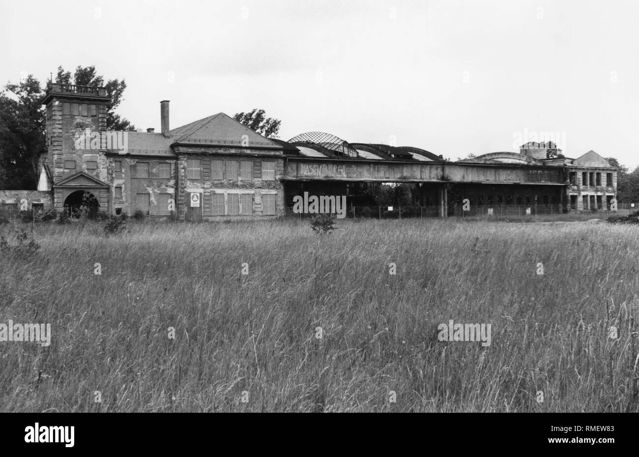 Vista la Alte Werfthalle (storico hangar di manutenzione) del incolto Oberschleissheim aeroporto. Foto Stock