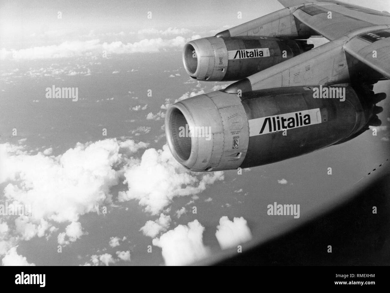 La vista dalla finestra di un Beoing 707 della compagnia aerea italiana Alitalia. Foto Stock