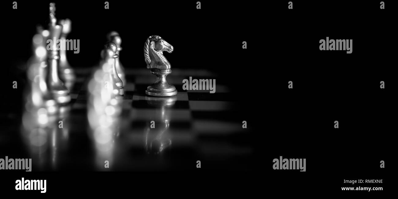 Pezzi sulla scacchiera per il gioco di strategia e knight unito gaming Foto Stock