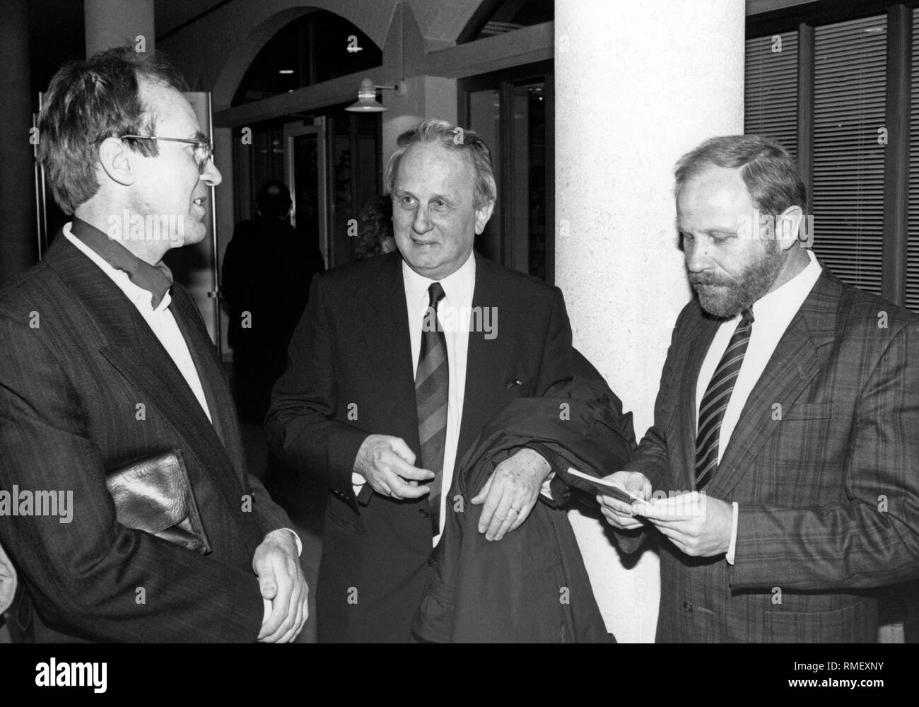 Reim Burbach, Rolf Hochhuth e Friedrich Seeger (da sinistra) in occasione di una prestazione del gioco Hochhuth 'Deputy' di Ottobrunn. Immagine non datata. Foto Stock