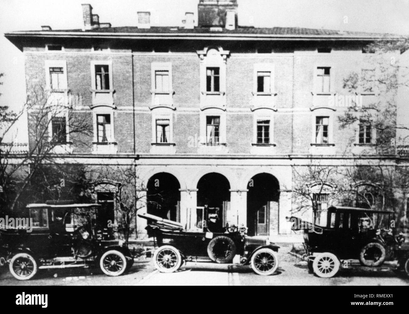 Il vecchio Pasinger stazione ferroviaria con auto d'epoca. A quel tempo Pasing era ancora una città, l'incorporazione di Monaco di Baviera ha avuto luogo nel 1937. Foto Stock