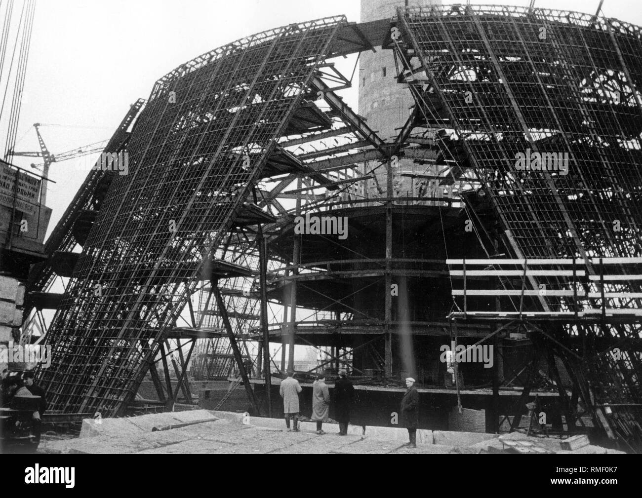 Sito in costruzione della Fernsehturm presso la Alexanderplatz di Berlino Est, costruzione di acciaio della base della torre e la fondazione. Foto dal 3 marzo 1966. Foto Stock