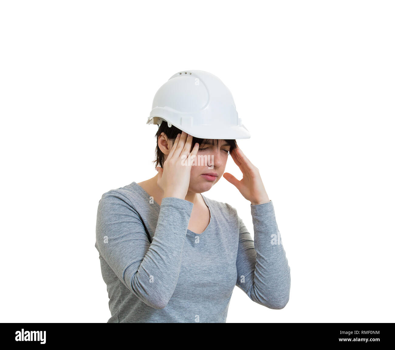 Ha sottolineato il giovane ingegnere indossare casco protettivo dei braccetti di trattenimento a testa sensazione di esaurimento avente mal di testa e problemi di salute guardando giù annoiato è Foto Stock