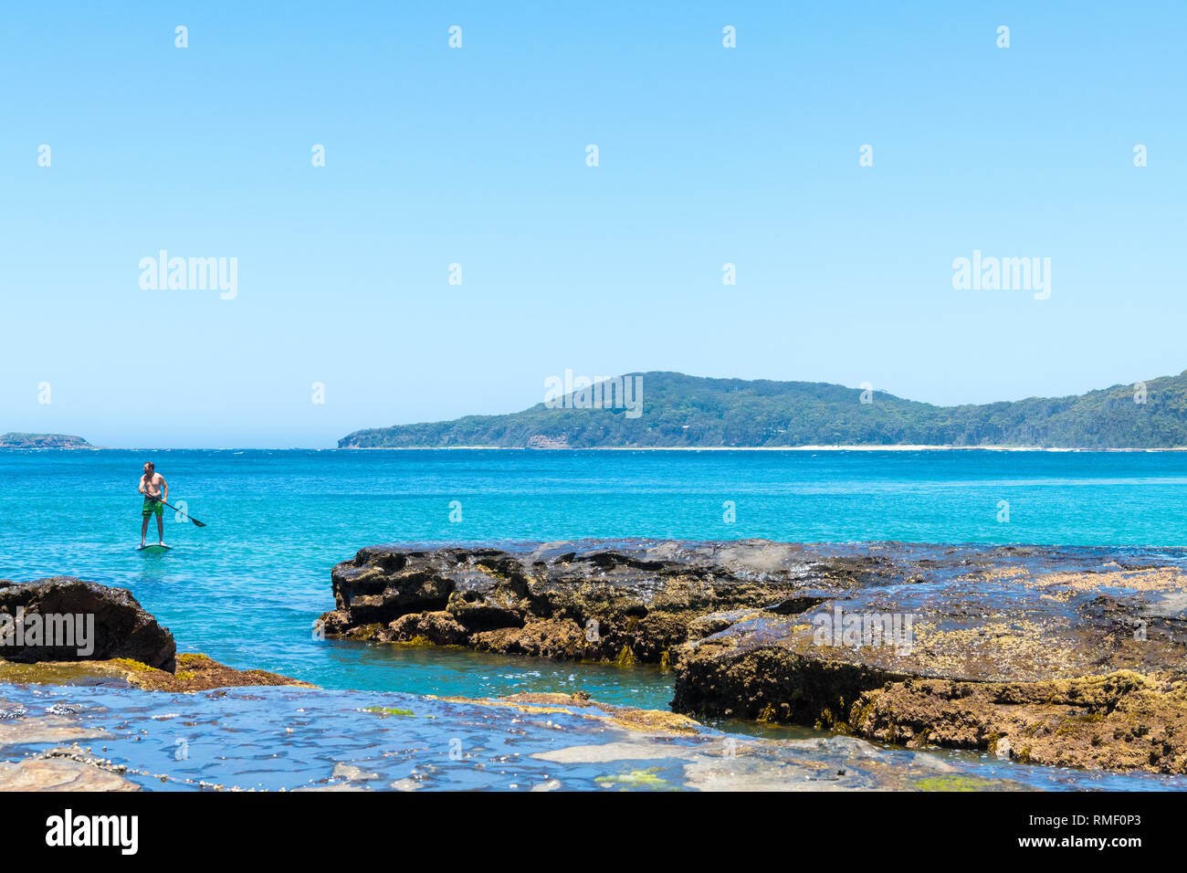 Spiaggia di ciottoli, NSW, Australia-January 4, 2019: persone godendo il sole in spiaggia di ciottoli, una popolare area camping con grande surf beach e b Foto Stock