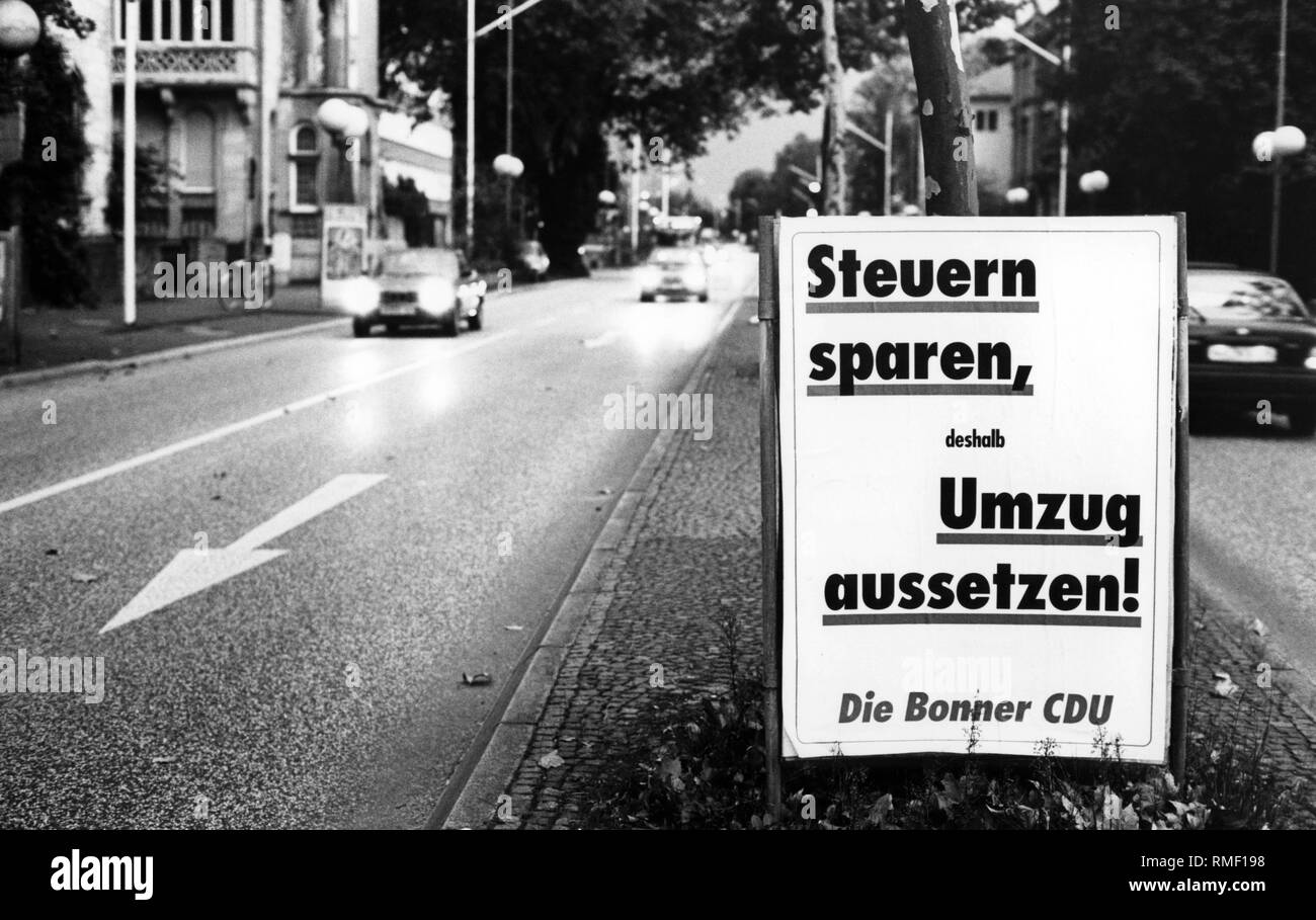 Questo cartellone elettorale della CDU di Bonn in Godesberger Allee in campagne di Bonn con lo slogan "Salva Tasse, quindi sospendere la delocalizzazione! La CDU di Bonn", per la Conferenza di Bonn, come capitale federale e la sede del governo. Foto Stock