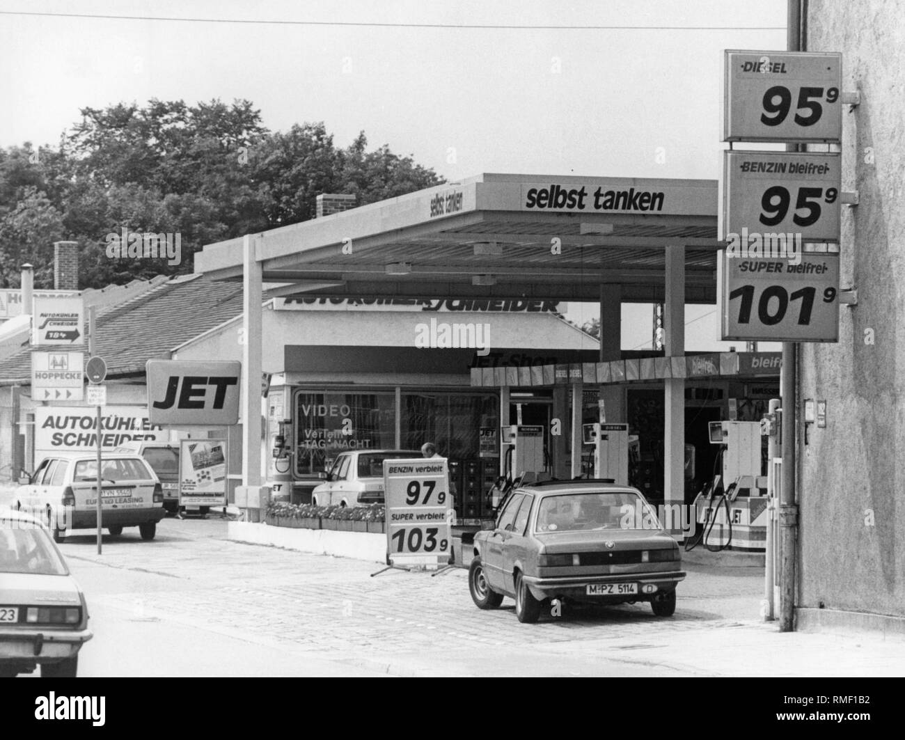 Un self-service di stazione di riempimento a Monaco di Baviera pubblicizza con prezzi al di sotto di 1 Marco per il litro di benzina. Foto Stock