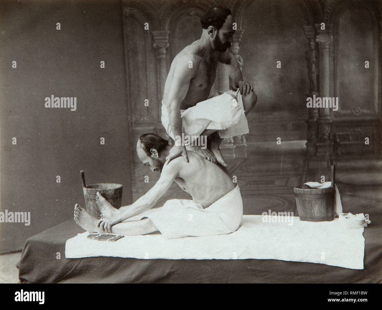 Il bagno orientale. Massaggio. Foto di albumina Foto Stock